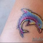 фото тату дельфин №738 - крутой вариант рисунка, который удачно можно использовать для доработки и нанесения как фото тату дельфина на запястье