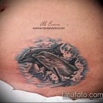 фото тату дельфин №313 - прикольный вариант рисунка, который легко можно использовать для преобразования и нанесения как фото тату дельфин на копчике