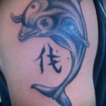 фото тату дельфин №821 - эксклюзивный вариант рисунка, который удачно можно использовать для доработки и нанесения как фото тату дельфин на ноге