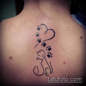 Фото тату: Композиция из отпечатков лап, силуэтов кошки и собаки, образующих сердце. Милый и трогательный рисунок татуировки в черном цвете. Идея для тату о любви к животным.