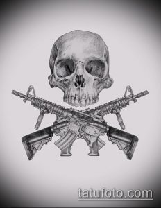 Фотография черно-белой татуировки с изображением черепа, под которым перекрещены два автомата, выполненной в реалистичном стиле.