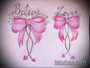 Фото тату двух бантиков с надписями "Believe" и "Love". Яркий рисунок татуировки с использованием розовых и черных оттенков.