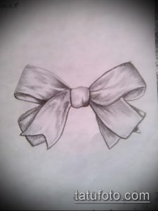 Простой эскиз татуировки с изображением банта, выполненного в стиле sketch. Черно-белый рисунок для вдохновения.