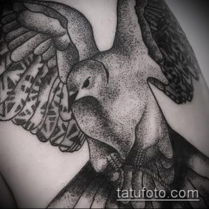 Черно-белое фото тату голубя, выполненного в стиле dotwork. Рисунок состоит из множества точек, создающих сложную текстуру и детализацию.