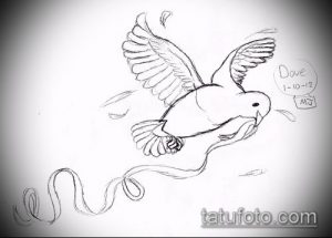 Черно-белый эскиз татуировки с изображением летящего голубя, держащего в клюве ленту, с подписью "Dove 1-10-12 MJ".