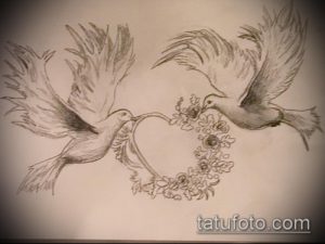Эскиз татуировки с изображением двух голубей, клюющих цветок в форме сердца. Рисунок выполнен в черно-белой гамме с детализированными перьями и листьями.