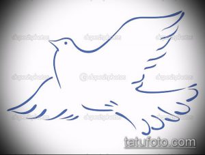 Простой эскиз татуировки голубя, выполненный тонкими линиями. Голубь изображен в полете, с расправленными крыльями, на белом фоне.