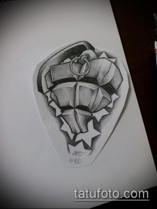Черно-белый эскиз татуировки: граната, окруженная звездами, с детальной прорисовкой и стильным дизайном. Оригинальный рисунок для вдохновения.
