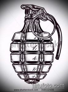 Черно-белый эскиз татуировки: детально прорисованная граната с множеством текстур и узоров. Стильный и оригинальный рисунок.