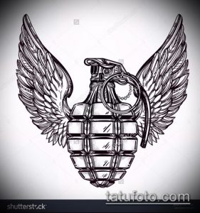 Черно-белый эскиз татуировки в стиле графика: граната с расправленными крыльями, детализированная прорисовка, символизм.