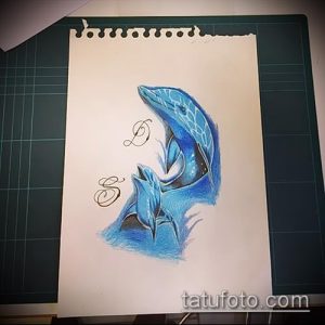 Цветной эскиз татуировки с изображением двух дельфинов, выпрыгивающих из воды, и инициалами. Персонализированный и стильный рисунок.