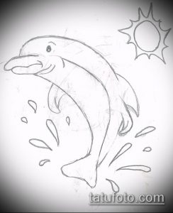 Черно-белый эскиз татуировки с изображением дельфина, выпрыгивающего из воды, и солнца. Милый и позитивный рисунок.