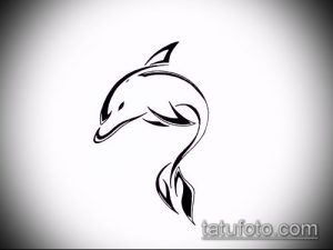 Черно-белый эскиз татуировки дельфина, выполненный в контурном стиле. Рисунок отличается плавными линиями и лаконичностью.
