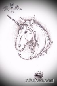Черно-белый эскиз татуировки головы единорога с летучей мышью, парящей над ним, создающий необычный и мистический образ.
