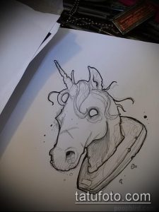 Черно-белый эскиз татуировки головы единорога, установленной на подставку, как охотничий трофей, с элементами сюрреализма.