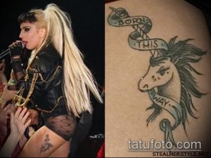 Фотография татуировки единорога Леди Гаги с надписью "Born This Way". Культовый символ самовыражения и индивидуальности.
