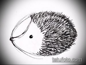Черно-белый эскиз татуировки ежика, выполненный в минималистичном стиле с использованием простых линий. Идеально для тех, кто ценит лаконичность и элегантность.
