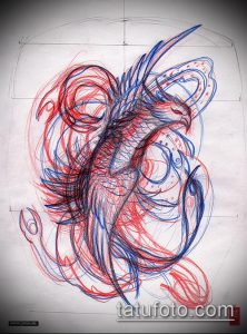 Эскиз татуировки феникса, выполненный в технике рисунка карандашом с использованием красных и синих линий. Изображение выглядит динамичным и экспрессивным.