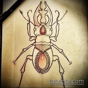 Черно-белый эскиз татуировки жука, украшенного драгоценными камнями, выполненный в декоративном стиле.