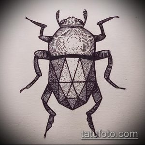 Черно-белый эскиз татуировки жука, выполненный в геометрическом стиле с использованием треугольников и линий.