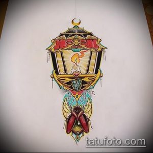 Яркий эскиз татуировки, изображающий фонарь с горящей свечой и жука, выполненный в традиционном стиле с использованием насыщенных цветов и четких линий.