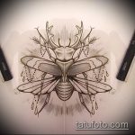 Черно-белый эскиз татуировки жука с капельками росы, свисающими с его тела. Детализированный и атмосферный дизайн.
