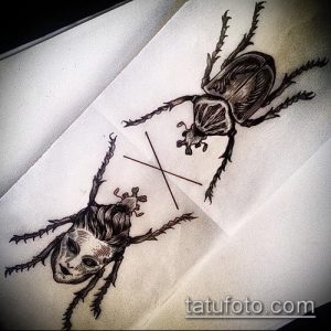 Черно-белый эскиз татуировки, сочетающий изображение жука и человеческого лица. Оригинальный и загадочный дизайн для ценителей необычных тату.