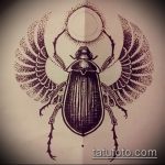Черно-белый эскиз татуировки скарабея с расправленными крыльями и полной луной над ним. Детализированный рисунок для вдохновения.