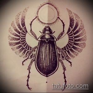 Черно-белый эскиз татуировки скарабея с расправленными крыльями и полной луной над ним. Детализированный рисунок для вдохновения.