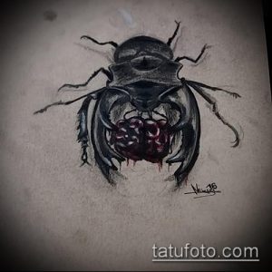 Черно-серый эскиз татуировки жука, держащего в лапах человеческое сердце. Рисунок выполнен в мрачном стиле с использованием теней и брызг.