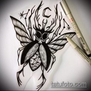 Фото тату эскиза жука в стиле blackwork, украшенного лунами и звездами. Идеально для любителей темных и загадочных рисунков.