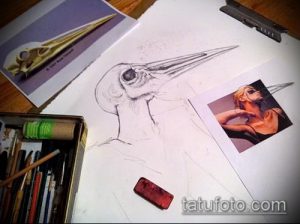 Черно-белый эскиз татуировки, изображающий голову журавля. Детализированная проработка клюва, глаз и перьев. Идеально подходит для небольшого, но выразительного тату.