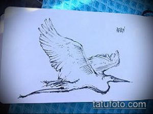 Черно-белый эскиз татуировки, изображающий журавля в полете. Динамичная композиция, изящные линии и детализированная проработка крыльев.