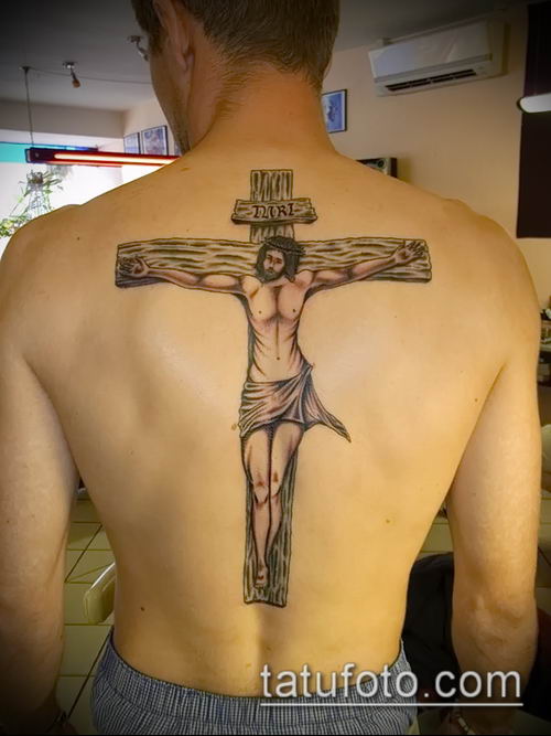 Пример тату с распятием на всю спину мужчины - фото вариант - tatufoto.com