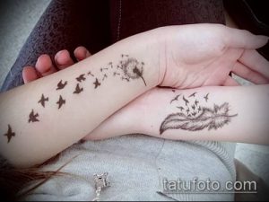 Фото парных татуировок на запястьях с изображением одуванчиков, из которых вылетают птицы. Черно-белый рисунок, выполненный в технике лайнуорк.
