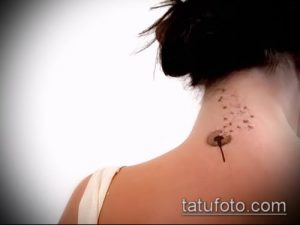Фото минималистичной татуировки одуванчика на затылке. Черно-белый рисунок, выполненный тонкими линиями, выглядит изящно и женственно.