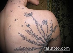 Фото тату: Масштабная татуировка с изображением нескольких одуванчиков и их семян на спине. Детализированный и красивый дизайн.
