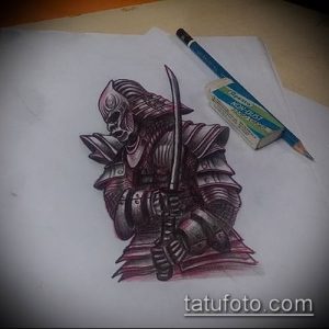 Эскиз татуировки самурая с катаной, выполненный в стиле sketch. Черно-белый рисунок с карандашными штрихами и деталями.