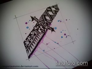 Фото эскиза тату катаны в абстрактном стиле. Черно-белый рисунок с геометрическими формами и брызгами краски, создающий динамичный эффект.