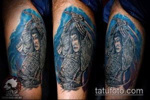 Фото тату самурая с катаной на бедре. Использована реалистичная техника с детальной проработкой лица и доспехов.