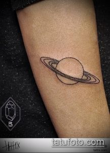 Фото геометрической татуировки планеты Сатурн на предплечье. Изображение выполнено тонкими черными линиями, с использованием геометрических фигур.