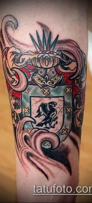 красивая татуировка герб на руку — цветная работа