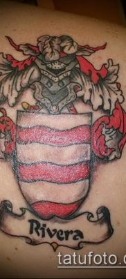 Пример татуировки герб — красным — фото вариант