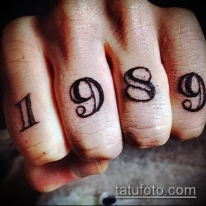 Фото тату: минималистичный рисунок цифр '1989' на фалангах пальцев рук. Простой эскиз татуировки.