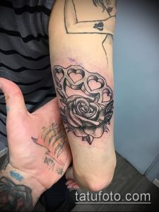 Фото тату: оригинальный рисунок кастетов, стилизованных под сердце, с распускающейся розой внутри. Эскиз татуировки.