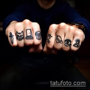 Фото тату на пальцах: набор миниатюрных рисунков, включая кинжал, кошку, гроб, маску, звезду, планету, глаз и пирамиду в стиле олдскул.