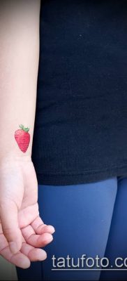 фото тату клубника (Strawberry Tattoos) (значение) — пример рисунка — 019 tatufoto.com