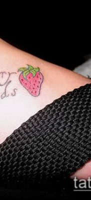 фото тату клубника (Strawberry Tattoos) (значение) — пример рисунка — 046 tatufoto.com