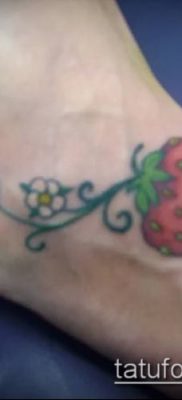 фото тату клубника (Strawberry Tattoos) (значение) — пример рисунка — 047 tatufoto.com