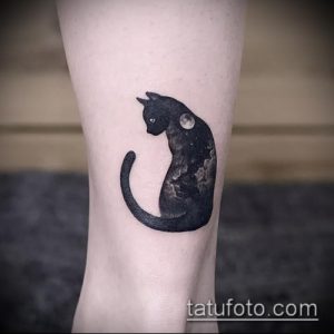 Фото тату черного кота, силуэт которого заполнен изображением космоса и луны на ноге.